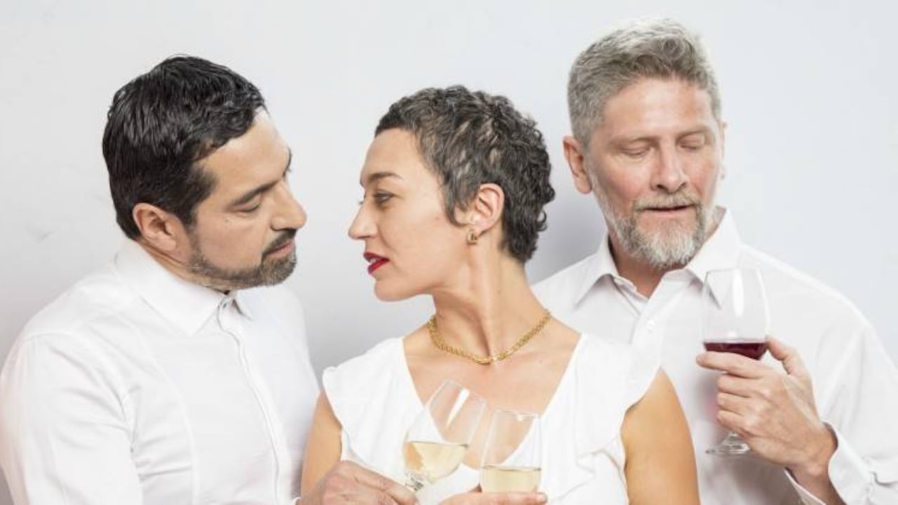 El empresario (Orlando Valenzuela), la diseñadora de modas (Natalia Helo) y su marido arquitecto (Jaime Castaño), los protagonistas de este triángulo amoroso. Foto: Casa E