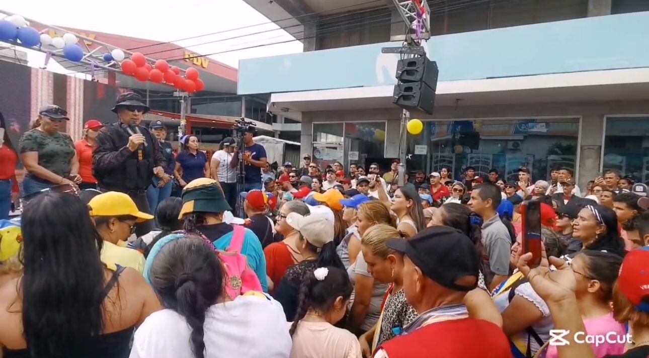 Freddy Bernal habla en un discurso en el eje fronterizo