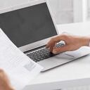 Asegúrese de que su foto se vea profesional. Trucos útiles para las fotos incluyen: Sonreír Usar un vestido apropiado Utilizar una luz adecuada