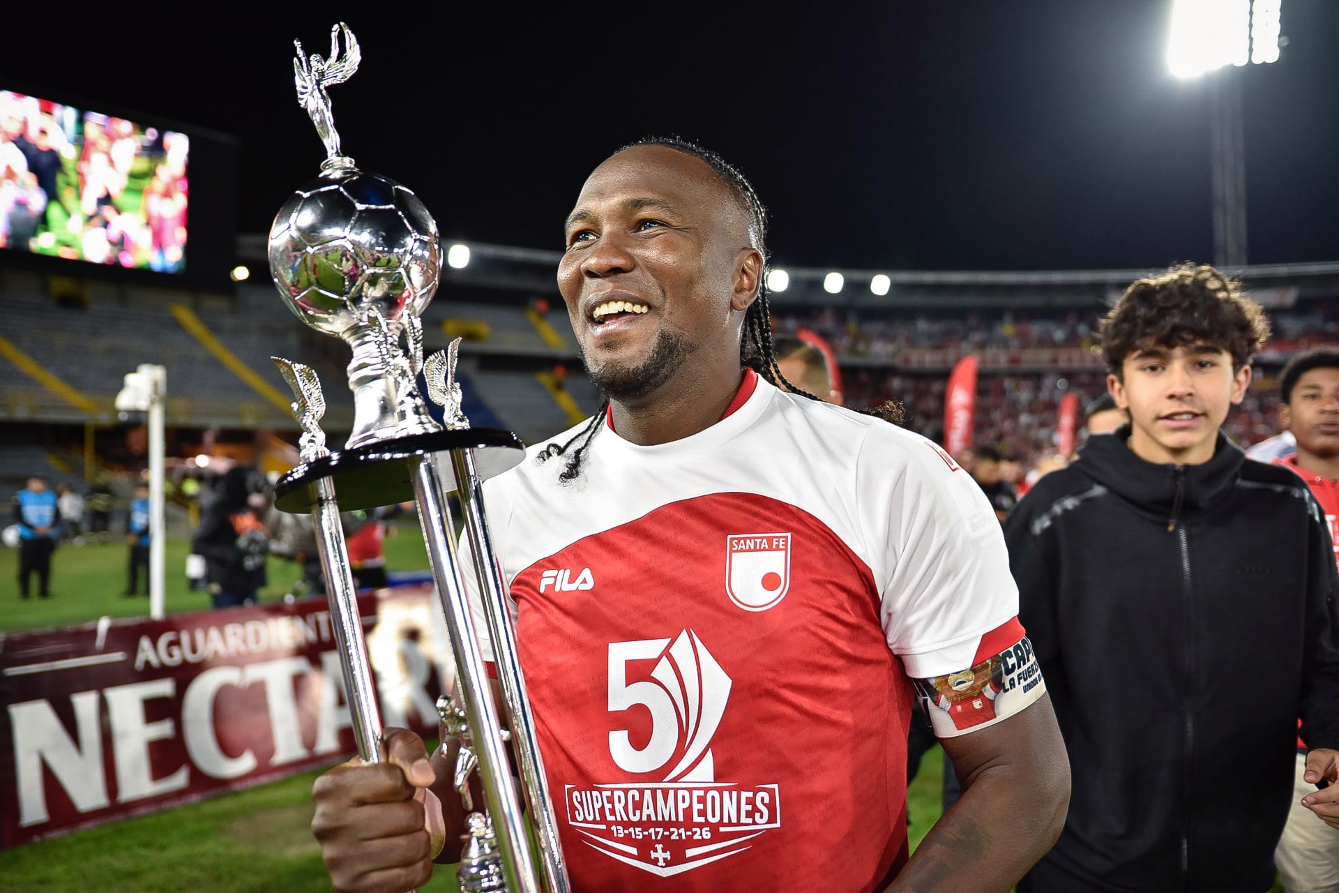 Hugo Rodallega con el trofeo de campeón de la Superliga Colombiana 2025.