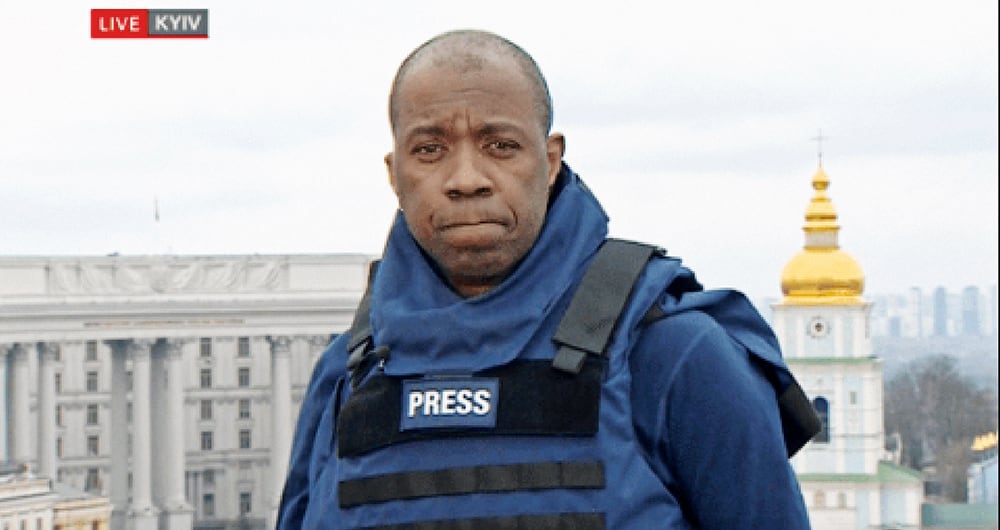 Clive Myrie, corresponsal de la BBC, está en Ucrania a pesar de que en otros conflictos, como el de Irak, salió herido.  