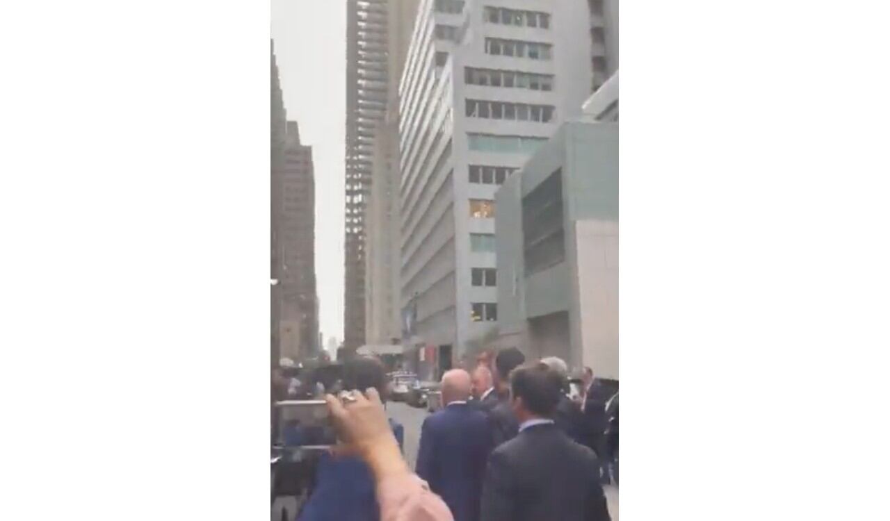 Momento en el que el presidente Lula da Silva sale del hotel de lujo de Nueva York y es increpado por ciudadanos de Brasil