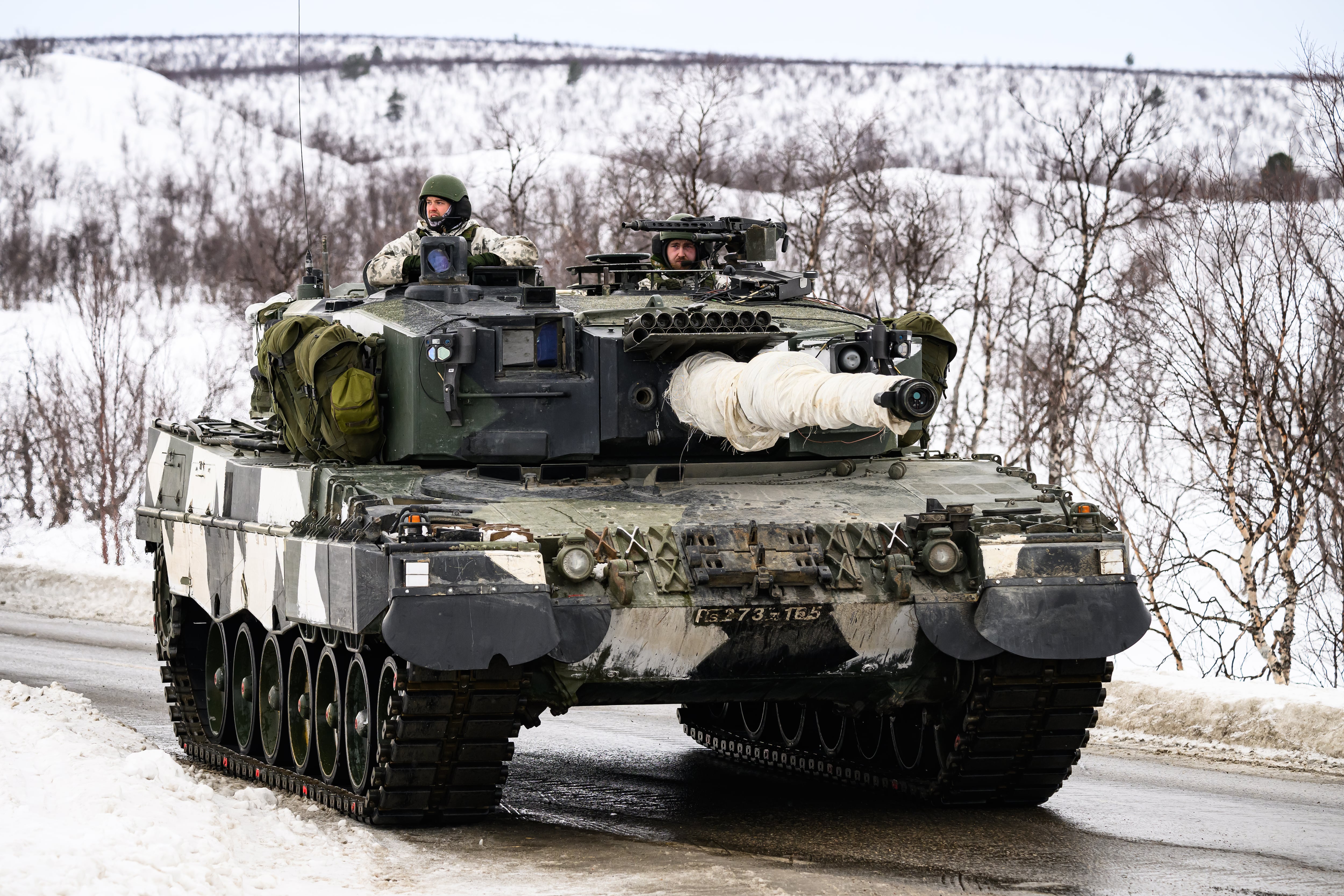 Miembros del Ejército finlandés conducen tanques Leopard en un intercambio de disparos con tropas enemigas durante un ejercicio de entrenamiento, visible para los medios, en la frontera entre Finlandia y Noruega, durante el ejercicio militar Respuesta Nórdica, el 9 de marzo de 2024 en Kivilompolo, Finlandia. El ejercicio,