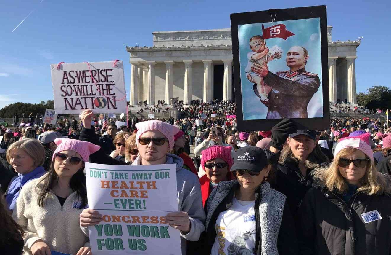 los manifestantes se reúnen cerca de Lincoln Memorial Reflecting Pool y Washington Monument durante la Marcha de Mujeres en Washington, Estados Unidos, el 20 de enero de 2018. Miles de personas asistieron a la marcha que un tiempo después se convirtió en un anti-Trump protesta. (Yasin Demirci - Agencia Anadolu),.