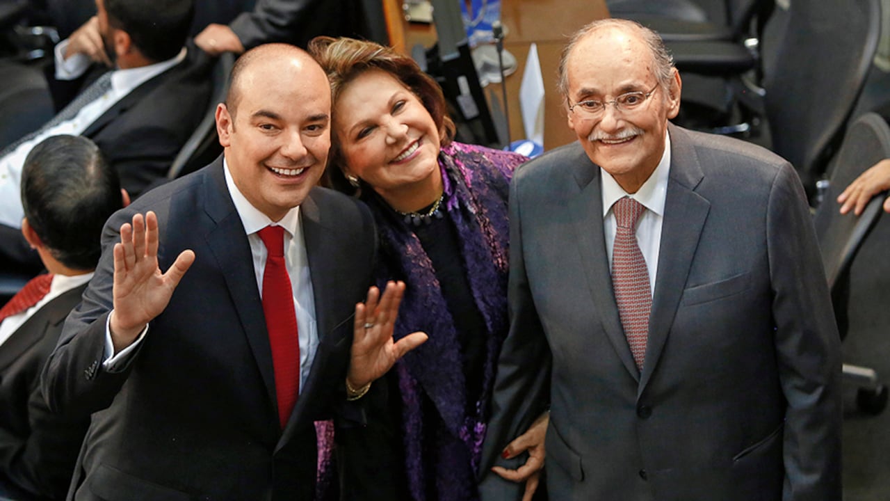 El senador del Partido Liberal, Horacio José Serpa, junto a sus padres, Rosita Moncada y Horacio Serpa Uribe, en el Congreso de la República.
