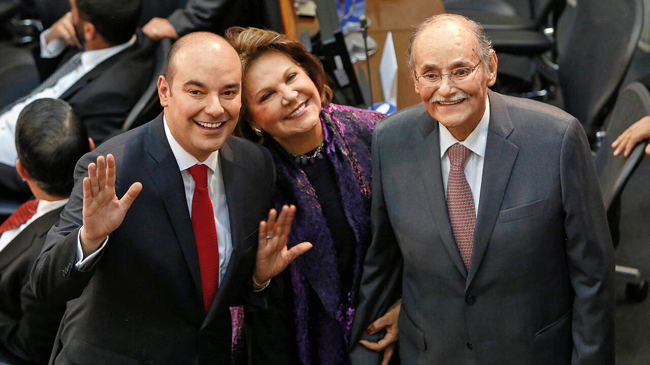 El senador del Partido Liberal, Horacio José Serpa, junto a sus padres, Rosita Moncada y Horacio Serpa Uribe, en el Congreso de la República.