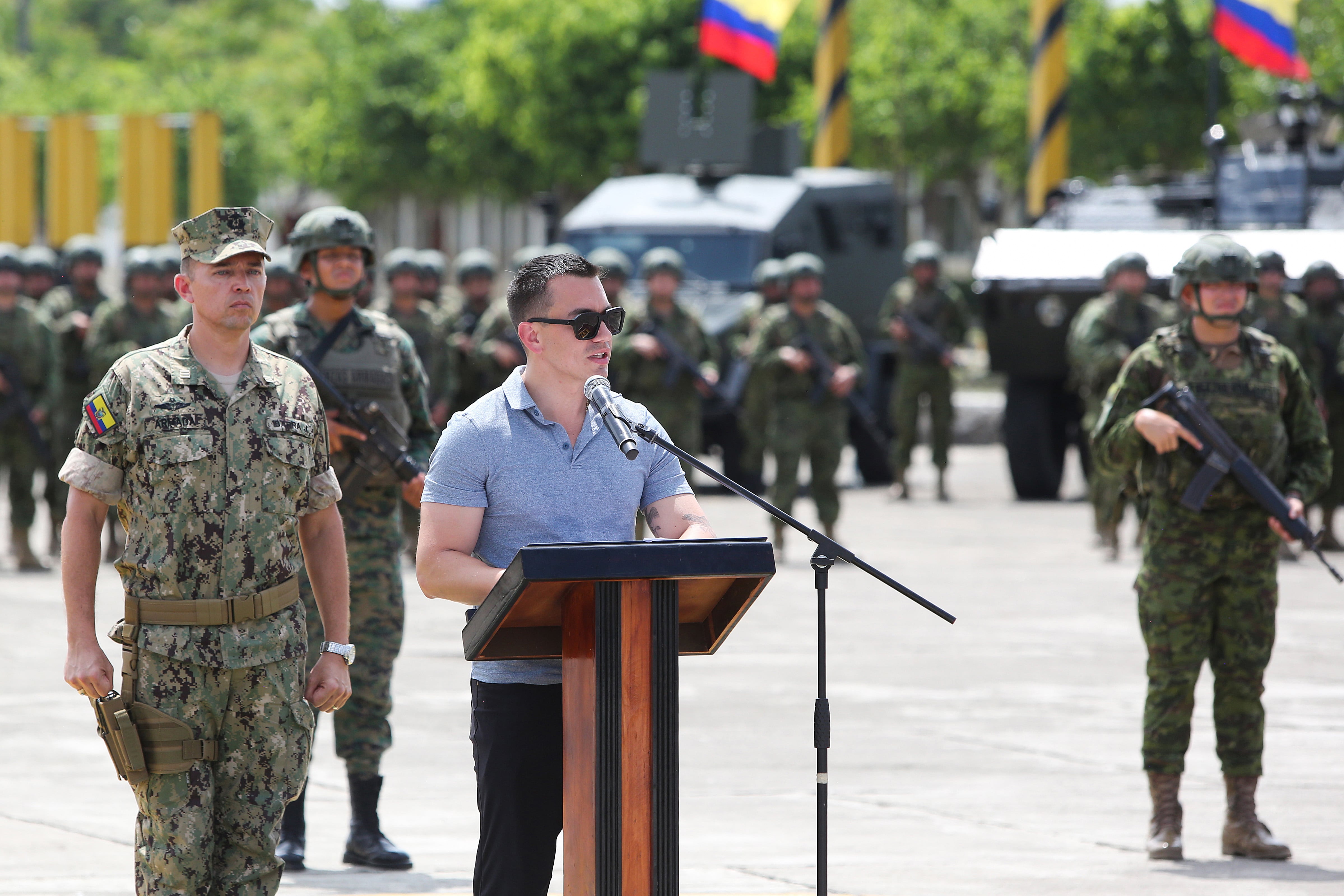 Presidente Daniel Noboa junto a militares ecuatorianos