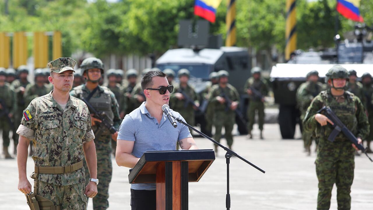 Presidente Daniel Noboa junto a militares ecuatorianos