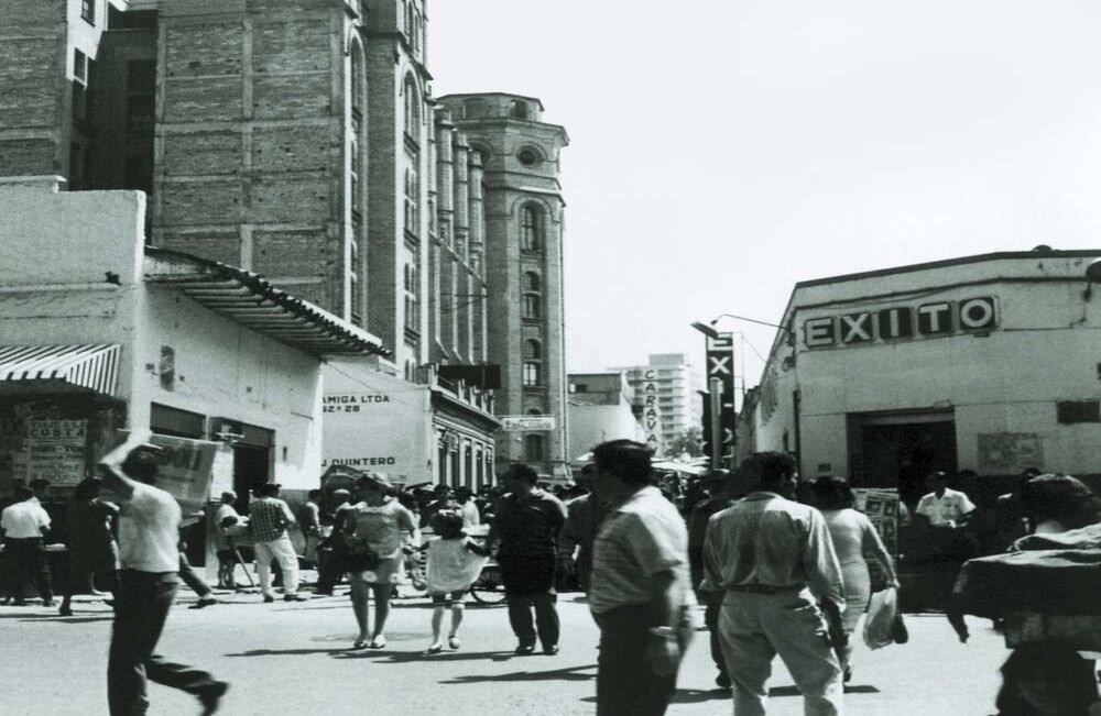 1949 - El primer almacén de la marca Éxito abrió el sábado 26 de marzo, en un local de 16 metros cuadrados ubicado en la calle Alhambra en el centro de Medellín. FOTO: Grupo Éxito