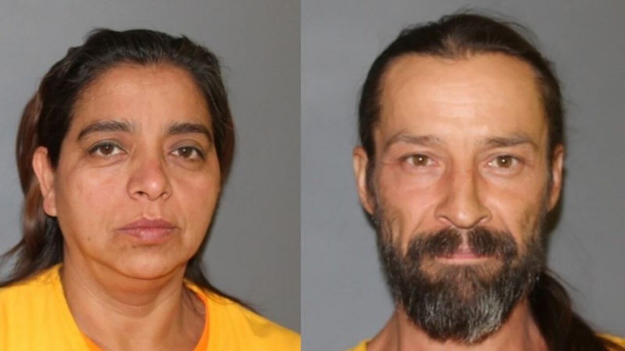 La policía arrestó a siete personas sospechosas de pertenecer al grupo, incluidos Obdulia Franco (izqda.), de 52 años, y Jason Castillo, de 45 años.