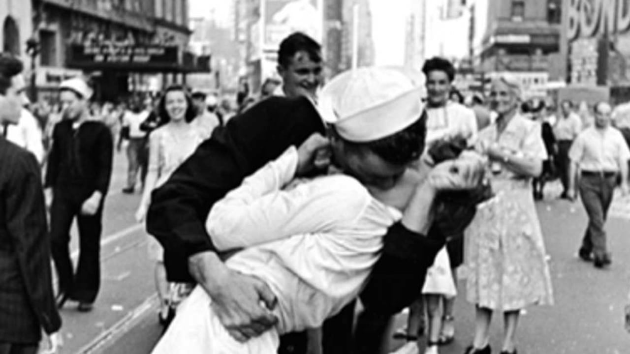 La imagen de dos personas besándose era la favorita de los fotógrafos que cubrían la guerra y muchos animaban a las personas a posar así. Sin embargo, Alfred Eisenstaedt tomó este acontecimiento espontáneamente, que ocurrió en Times Square tras el anuncio del fin de la Segunda Guerra Mundial.