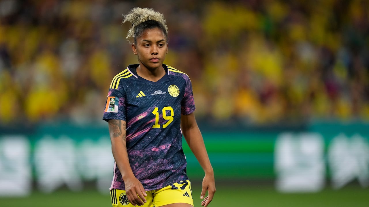 Jorelyn Carabali de Colombia camina en el campo antes del partido de fútbol del Grupo H de la Copa Mundial Femenina entre Alemania y Colombia en el Estadio de Fútbol de Sydney en Sydney, Australia, el domingo 30 de julio de 2023. (Foto AP/Rick Rycroft)