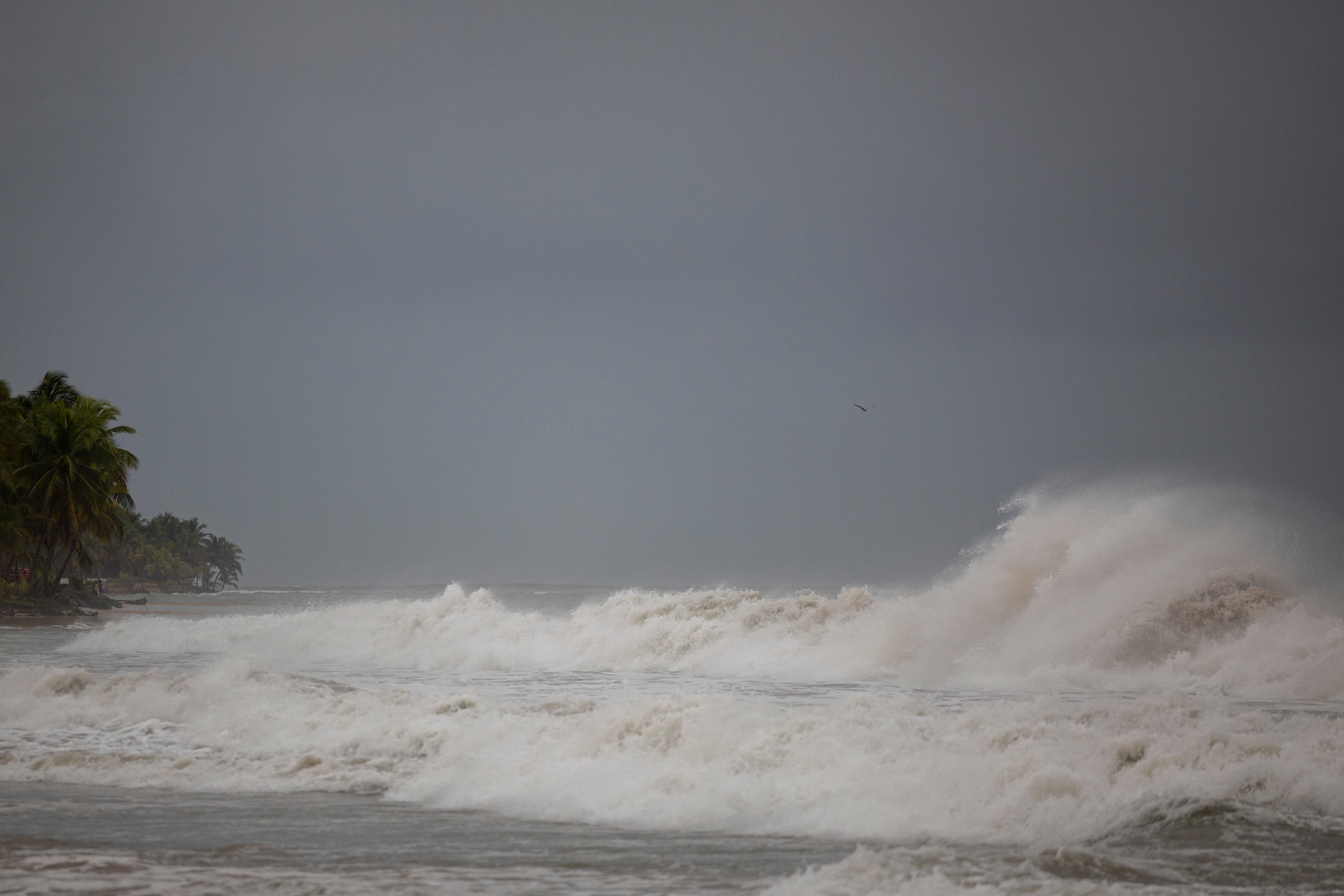 El huracán Erin se fortaleció rápidamente en alta mar hasta convertirse en una tormenta "catastrófica" de categoría 5 el 16 de agosto, mientras la lluvia azotaba las islas del Caribe y los meteorólogos advertían sobre posibles inundaciones repentinas y deslizamientos de tierra.