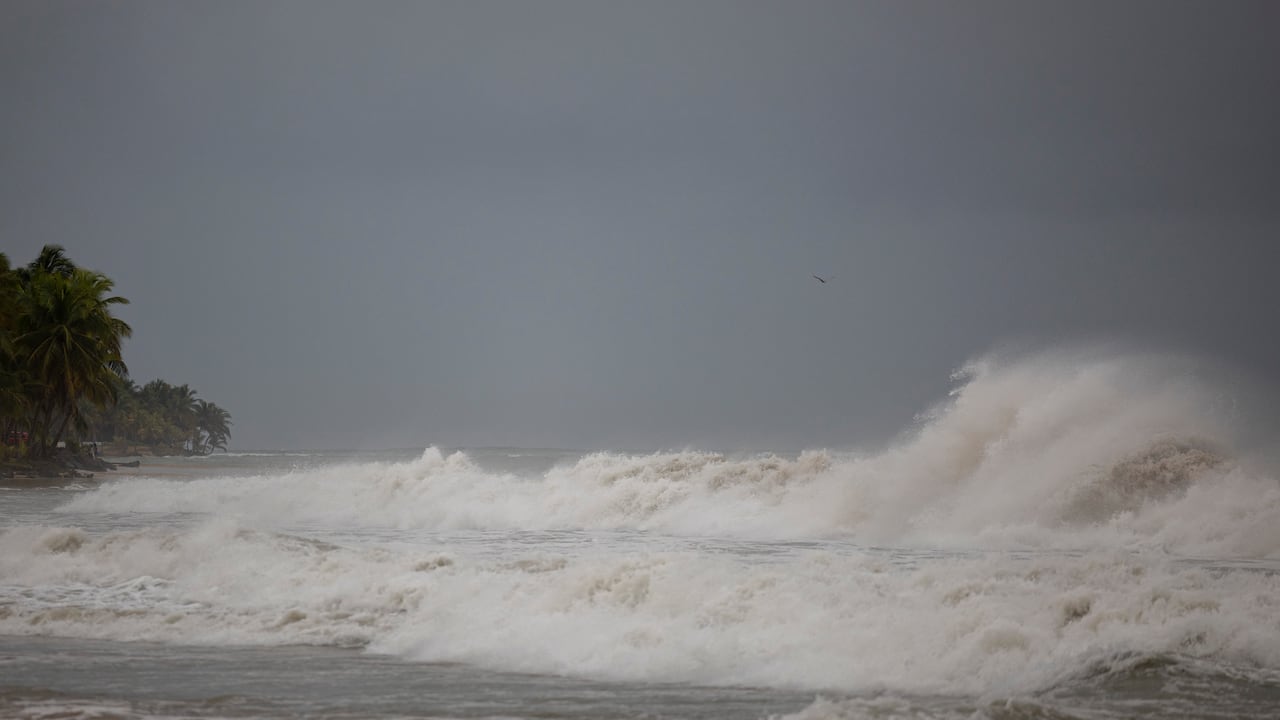 El huracán Erin se fortaleció rápidamente en alta mar hasta convertirse en una tormenta "catastrófica" de categoría 5 el 16 de agosto, mientras la lluvia azotaba las islas del Caribe y los meteorólogos advertían sobre posibles inundaciones repentinas y deslizamientos de tierra.