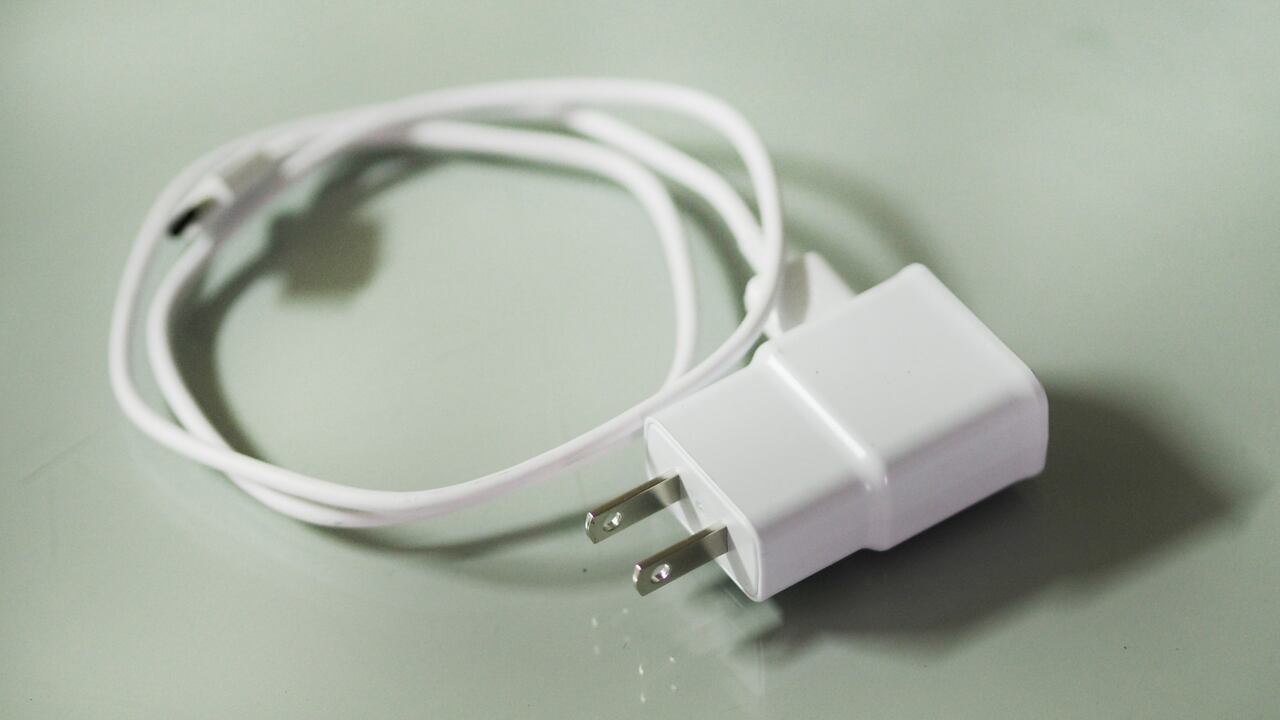 Muchas personas usan cargadores a diario y ya no prestan atención a los pequeños detalles físicos.