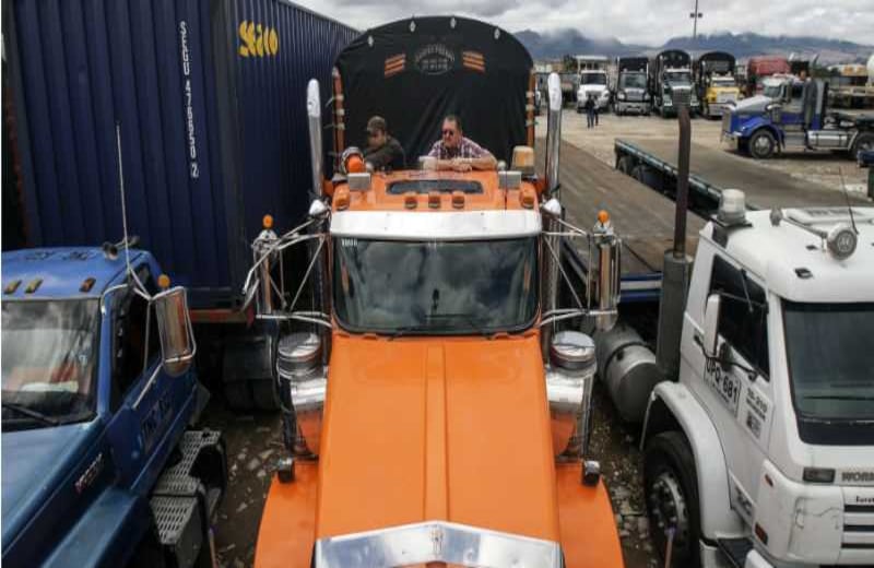 Los camioneros adelantan la protesta en la entrada suroccidental de Bogotá. Foto: Carlos Julio Martínez.   