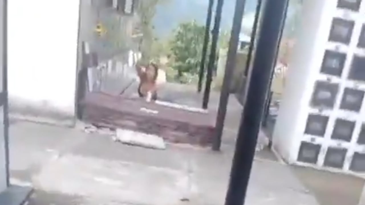 La mujer profanando la tumba en el cementerio El Sagrado Corazón de Landázuri