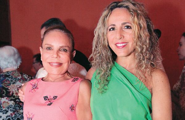 Martha Isabel Espinosa y Natalia Lara.