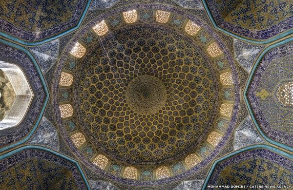 Mohammad Domiri ha pasado horas buscando qué joya arquitectónica fotografiar. Recurre a una gran variedad de técnicas, como las tomas panorámicas, y utiliza lentes de ojo de pez, entre otras. En la imagen, la cúpula de la mezquita del jeque Lotfollah, en Isfahán.