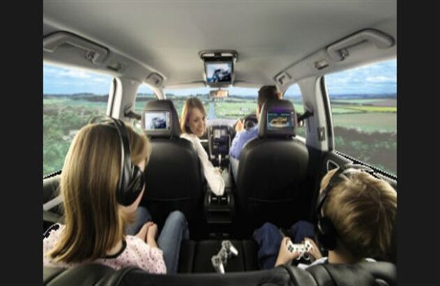 El reproductor de DVD para el auto, se puede convertir en un aliado ideal para mantener entretenidos a los pasajeros en los viajes largos. La recomendación es no tener pantallas en la parte delantera del vehículo, ya que el conductor se puede distraer. Lo puede conseguir en almacenes de cadena, Mercado Libre, Amazon y Unilago. 
