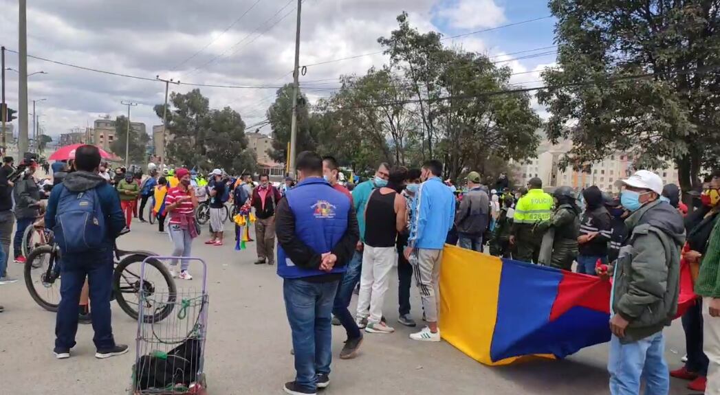 Manifestantes bloquean la autopista sur por cobros excesivos en el impuesto predial de Soacha.