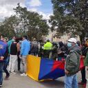 Manifestantes bloquean la autopista sur por cobros excesivos en el impuesto predial de Soacha.