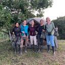 Participantes de la expedición femenina en Fresno. De izquierda a derecha: Jessica Díaz (ornitóloga), Daniela Garzón (ornitóloga tolimense invitada), Juliana Soto (coordinadora expediciones), Estefanía Guzmán (ornitóloga tolimense invitada) y Natalia Ocampo (líder de la expedición). Foto: Equipo BIO Alas, cantos y colores.