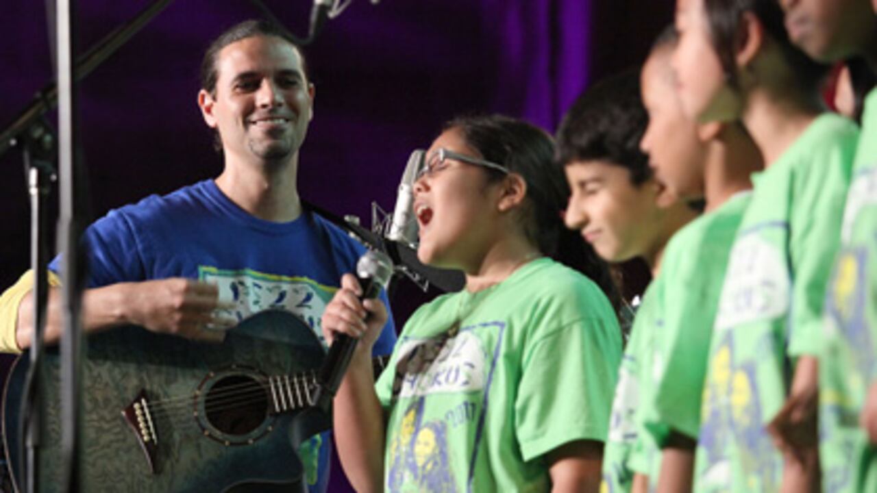 Gregg Breinberg y el coro PS 22 han tenido el privilegio de cantar frente a Lady Gaga, Beyoncé, Kylie Minogue, Tori Amos y otros artistas reconocidos.