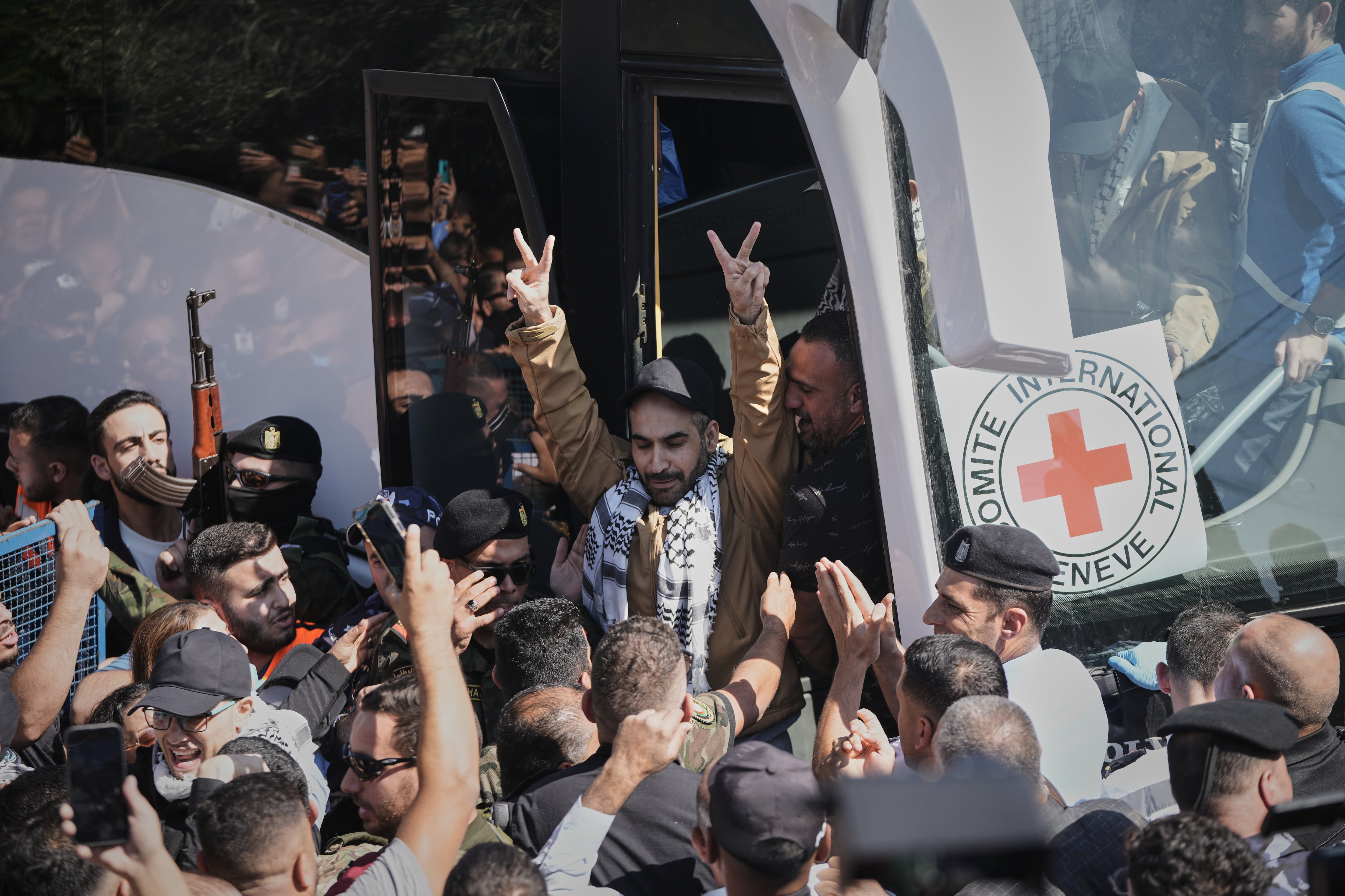 Presos palestinos son recibidos tras ser liberados de una prisión israelí tras un acuerdo de alto el fuego entre Israel y Hamás, en la ciudad cisjordana de Ramallah, el lunes 13 de octubre de 2025.