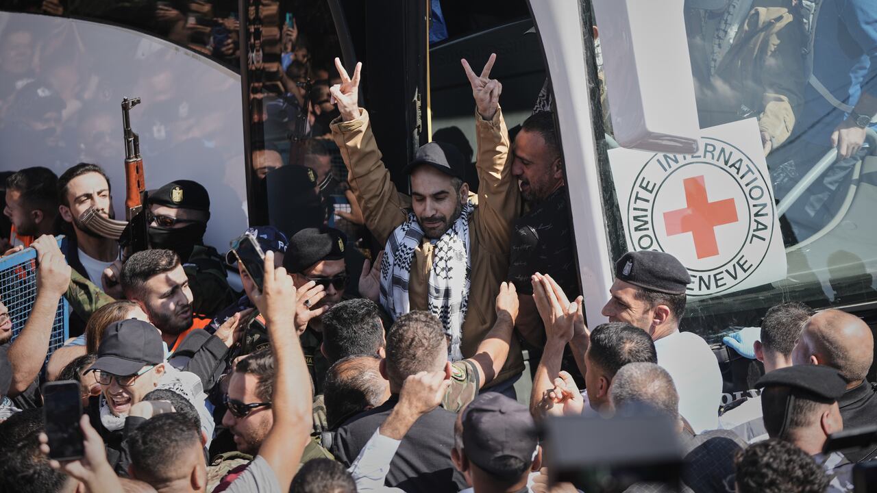 Presos palestinos son recibidos tras ser liberados de una prisión israelí tras un acuerdo de alto el fuego entre Israel y Hamás, en la ciudad cisjordana de Ramallah, el lunes 13 de octubre de 2025.