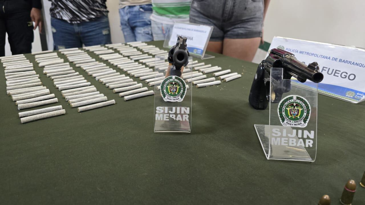 Armas de fuego incautadas en el operativo de la Policía.