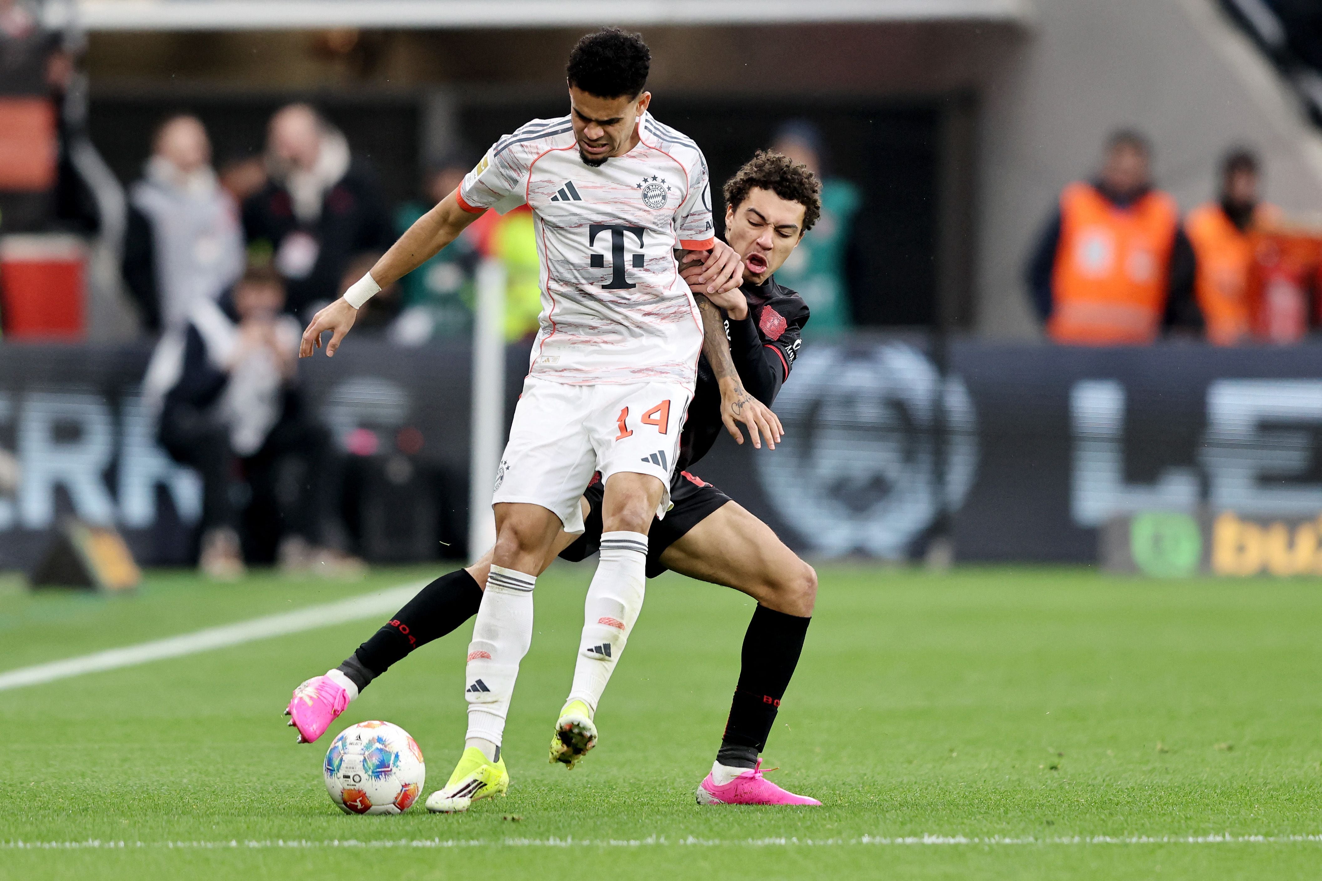 Luis Díaz enfrentando a Leverkusen por un juego más de la Bundesliga de Alemania
