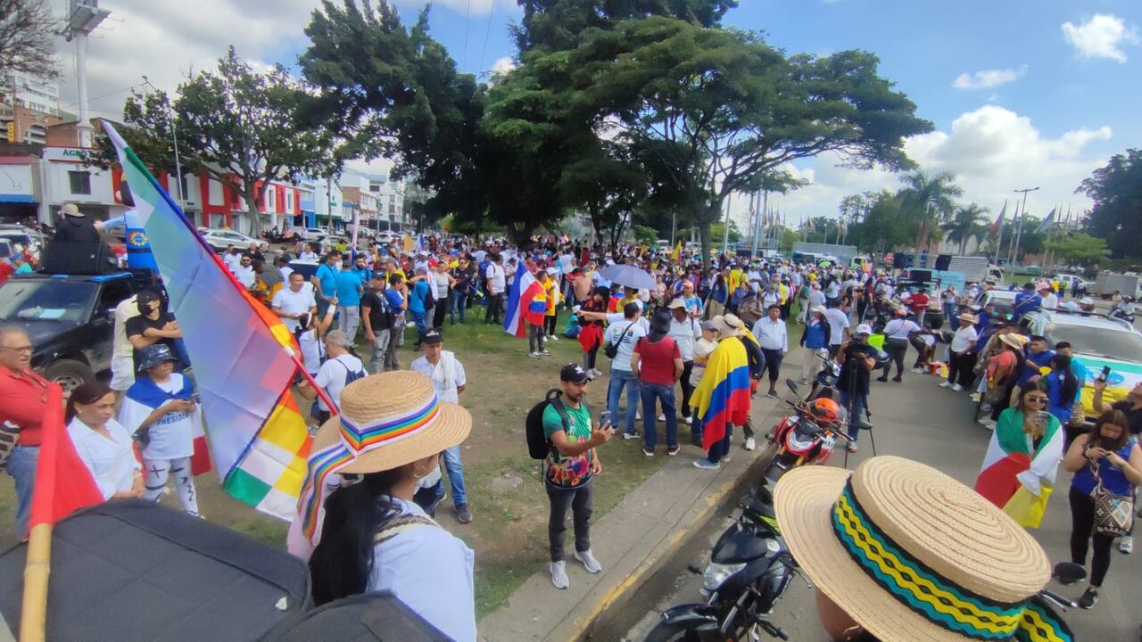 Este es el panorama en la glorieta del ferrocarril a pocos minutos de que inicie la marcha.