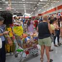 Locales comerciales con una gran aglomeración por las personas que abandonan la ciudad.