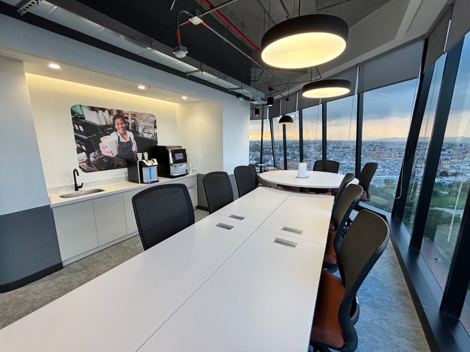 Instalaciones del nuevo Centro Global de Servicios ubicado en la Torre Connecta 80, en el norte de Bogotá.