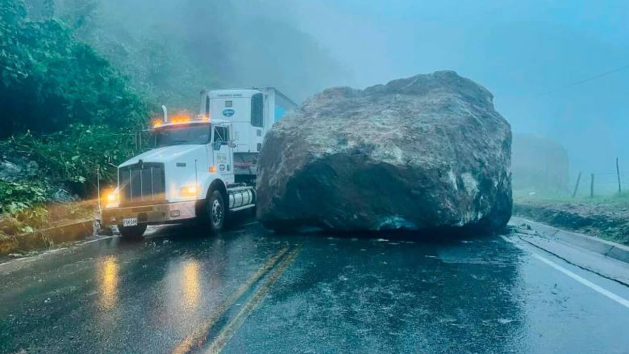 Deslizamiento en la vía que conduce de Medellín hacia Caucasia.