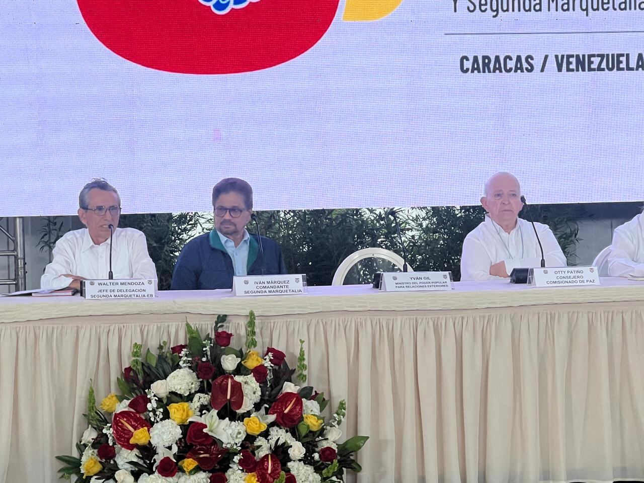 Walter González e Iván Márquez de la Segunda Marquetalia junto con Otty Patiño, comisionado de Paz en la instalación de los diálogos.