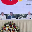 Walter González e Iván Márquez de la Segunda Marquetalia junto con Otty Patiño, comisionado de Paz en la instalación de los diálogos.