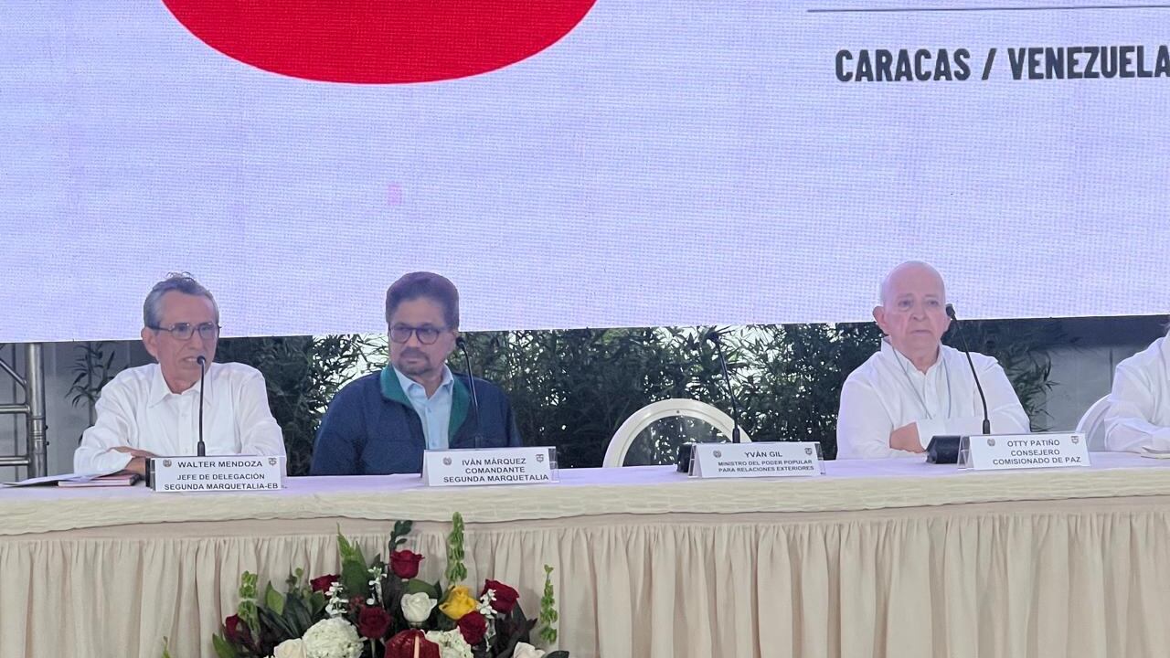 Walter González e Iván Márquez de la Segunda Marquetalia junto con Otty Patiño, comisionado de Paz en la instalación de los diálogos.