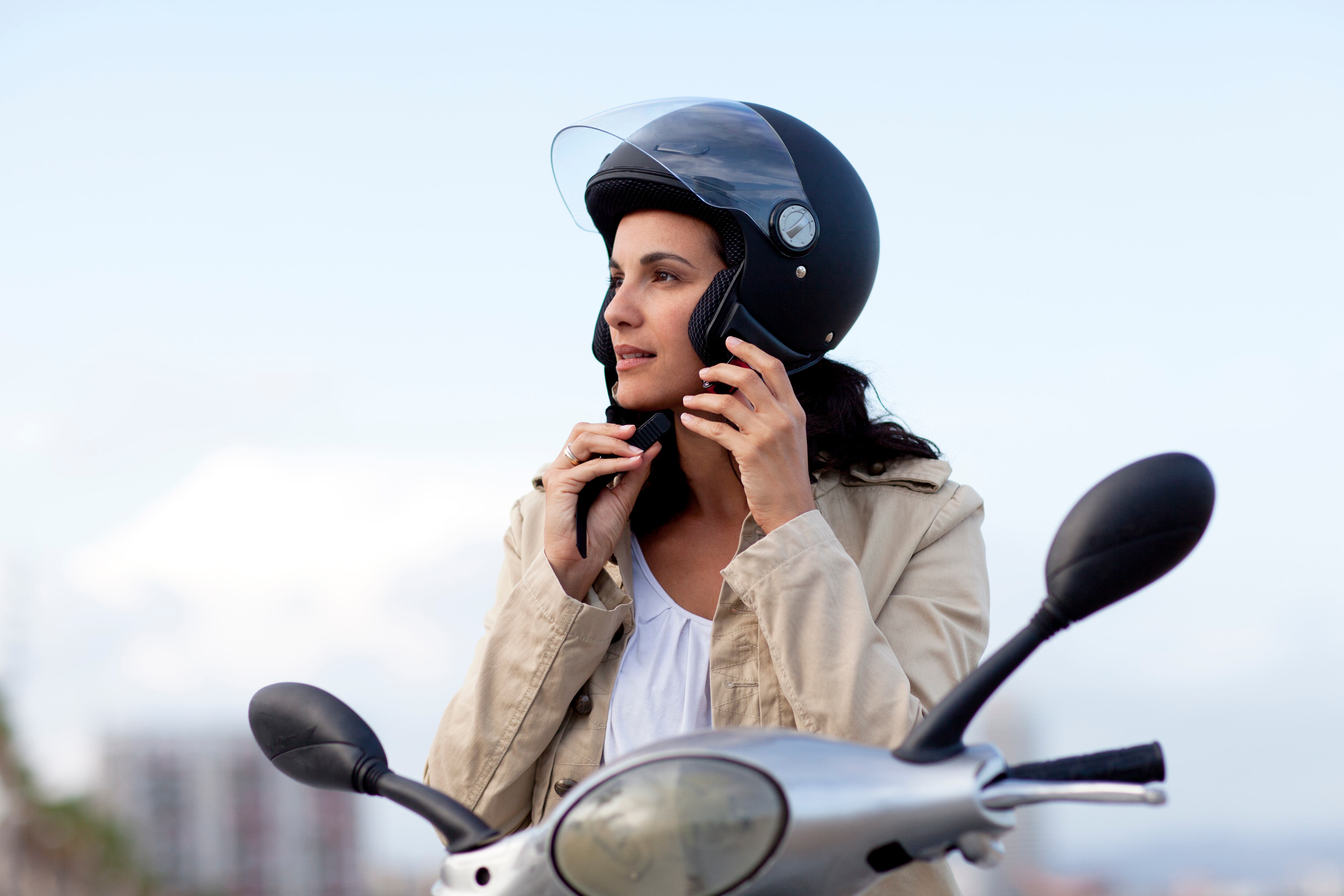 Un casco bien ajustado debe permanecer firme sobre la cabeza sin afectar la comodidad ni la visibilidad del motociclista.