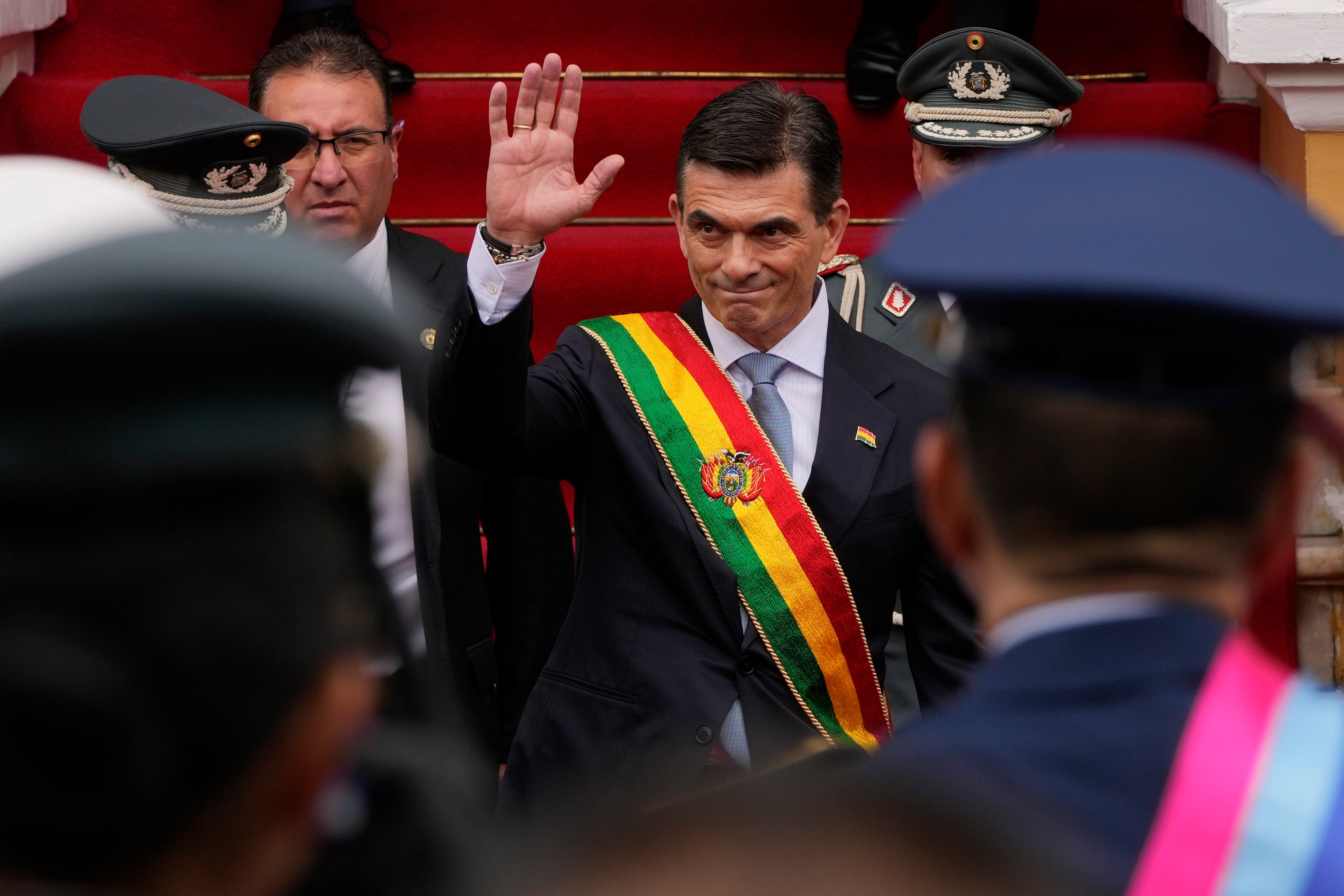 El presidente Rodrigo Paz sostiene el bastón presidencial tras su ceremonia de investidura en La Paz, Bolivia, el sábado 8 de noviembre de 2025.