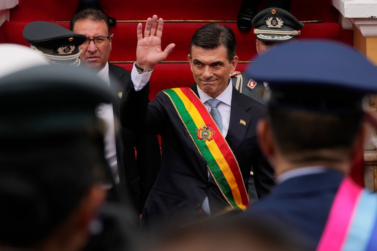 El presidente Rodrigo Paz sostiene el bastón presidencial tras su ceremonia de investidura en La Paz, Bolivia, el sábado 8 de noviembre de 2025.