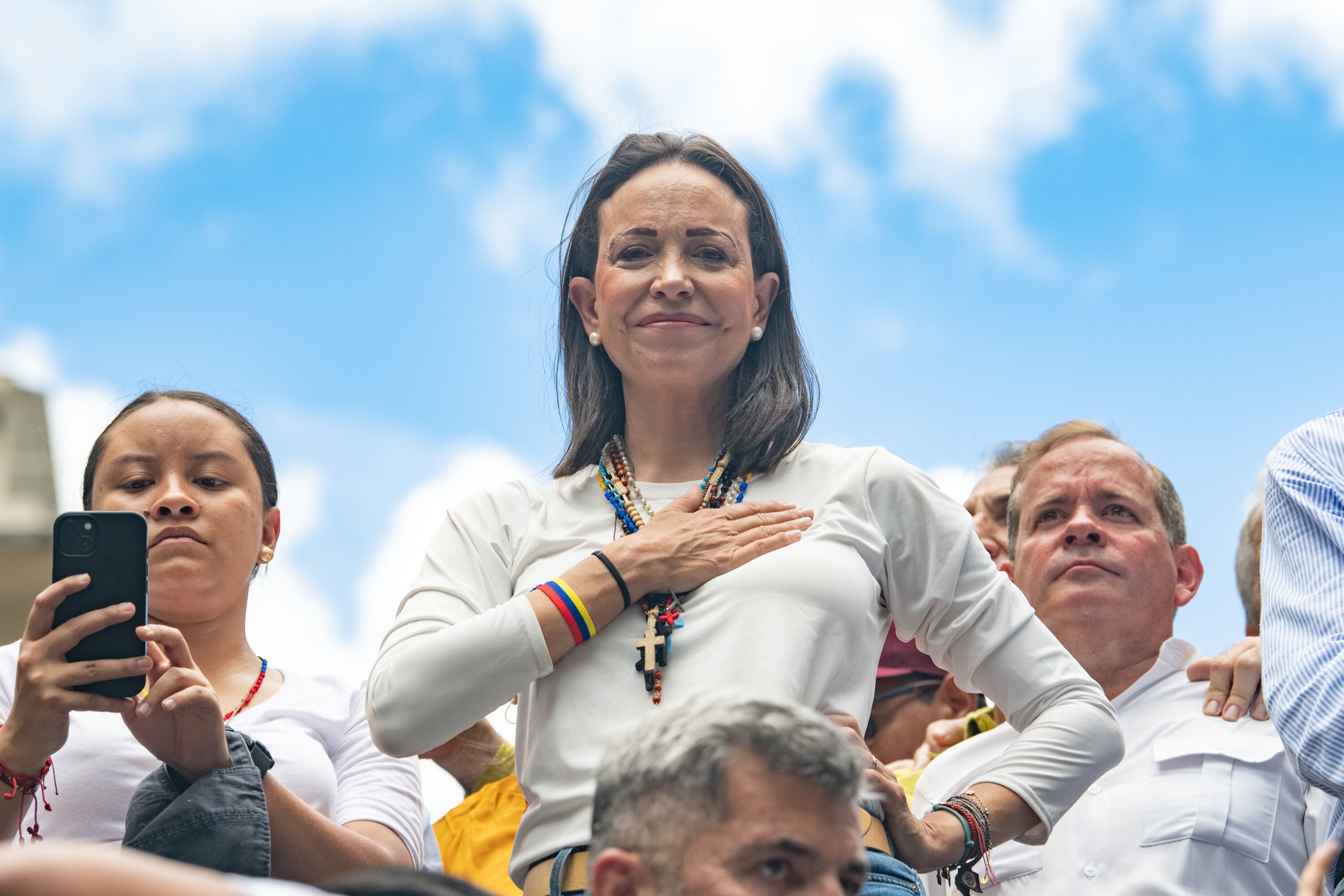 La líder de la oposición María Corina Machado observa con una mano en el pecho durante una protesta contra el resultado de las elecciones presidenciales del 30 de julio de 2024 en Caracas, Venezuela. El presidente de Venezuela, Nicolás Maduro, fue declarado ganador de las elecciones presidenciales de 2024 sobre su rival, Edmundo González.