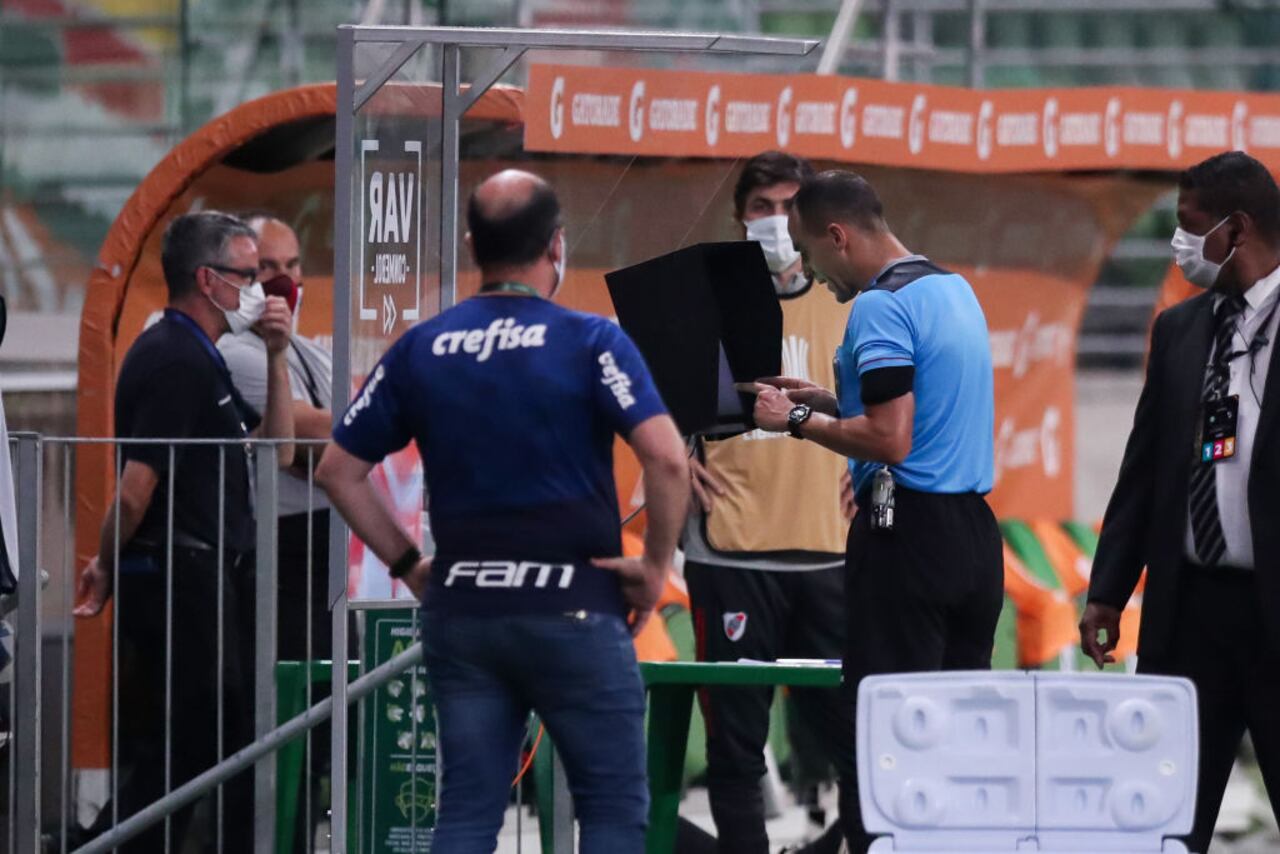 Pese al gran nivel de juego, parte del protagonismo lo tuvo el VAR, a cargo del colombiano Nicolás Gallo tras anular un gol por un fuera de lugar que para muchos aún no queda claro.