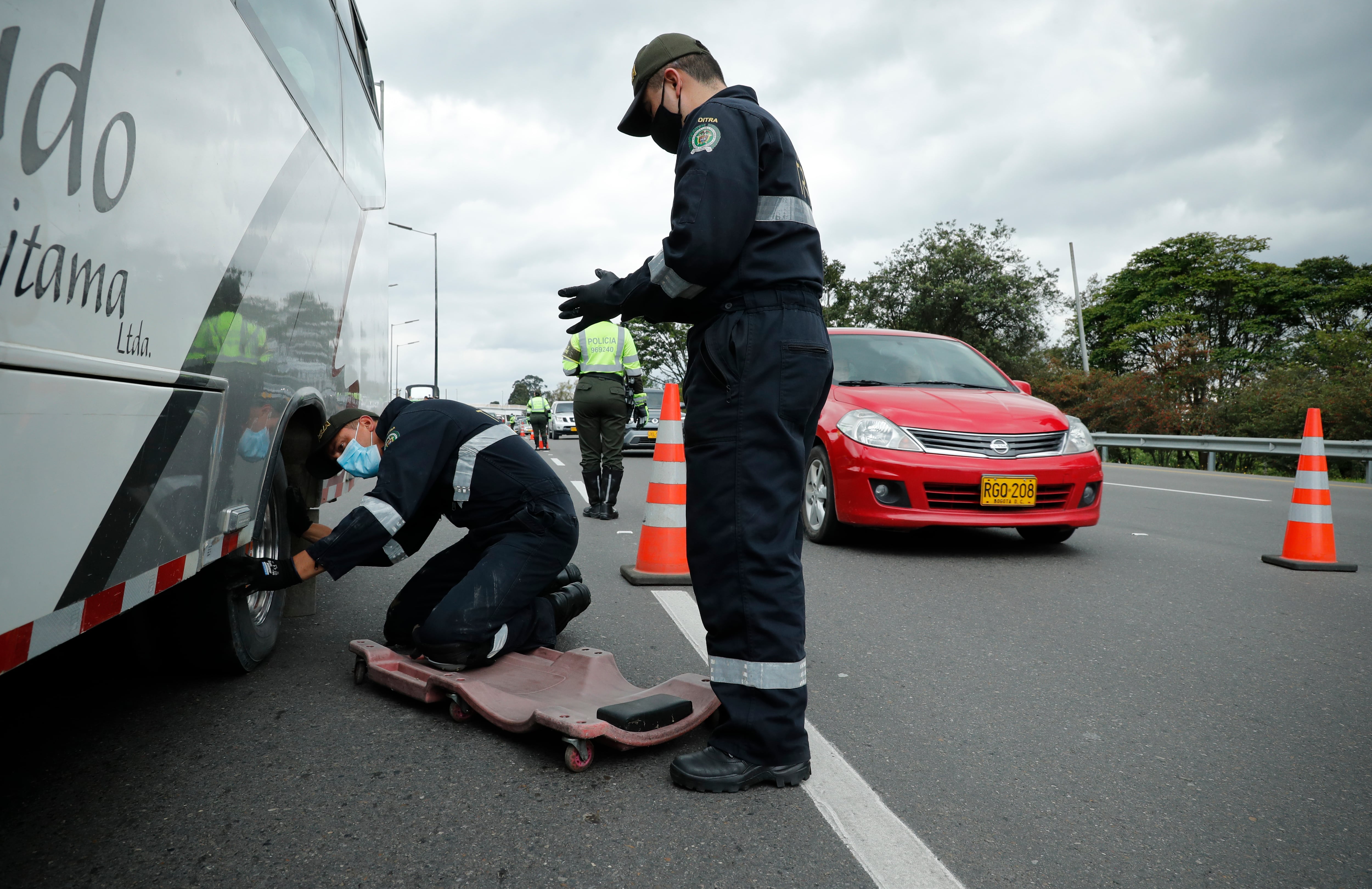 Plan éxodo de Semana Santa  tránsito y transporte Policía Nacional de carreteras
puesto de control estado mecanico transporte intermunicipal
Bogotá abril 12 del 2022
Foto Guillermo Torres Reina / Semana