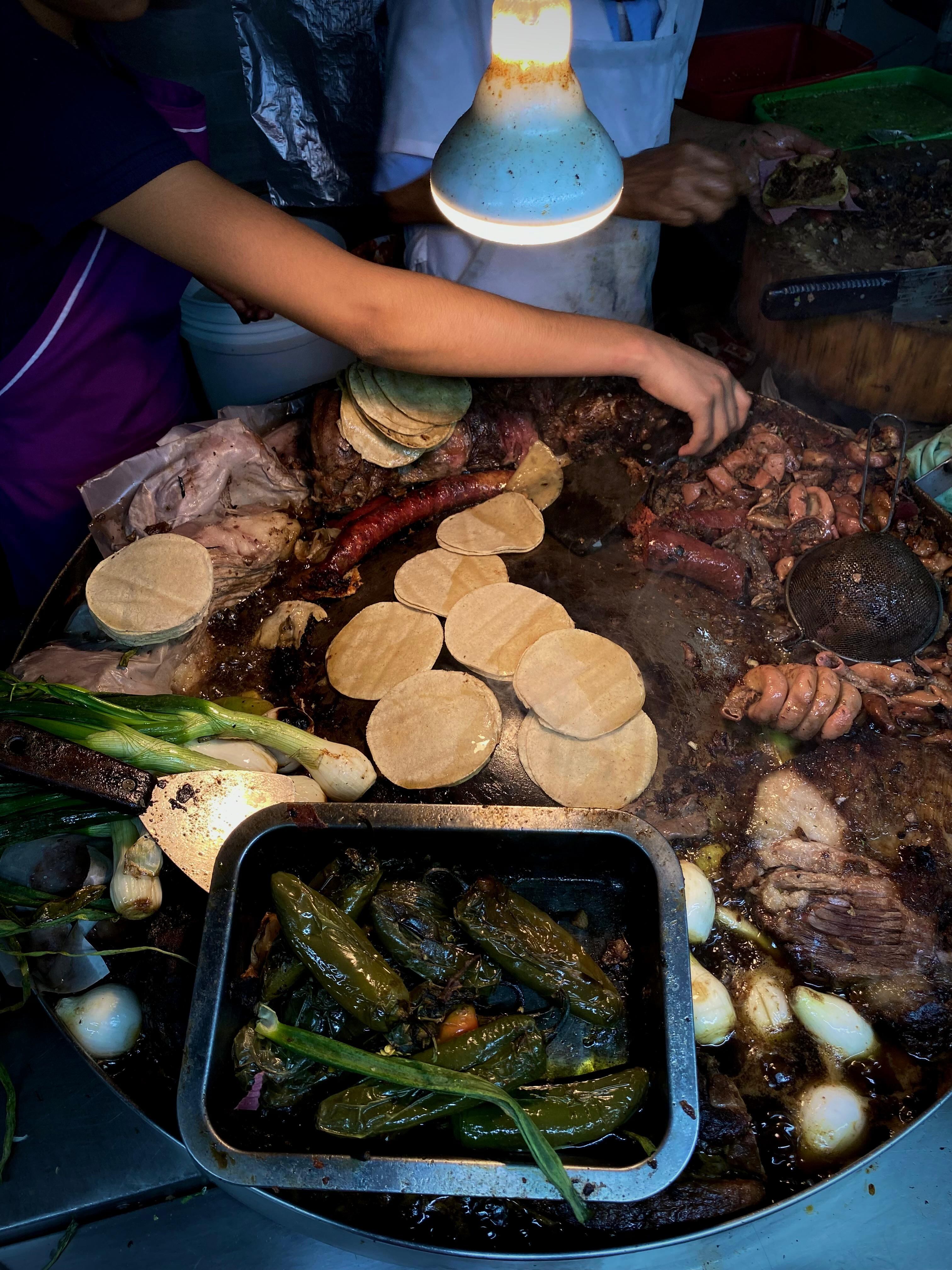 Puesto tradicional de tacos mexicanos en CDMX.