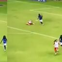 La jugadora de Orsomarso le da un fuerte muño a su rival de Independiente Santa Fe. Foto: Captura Dimayor.