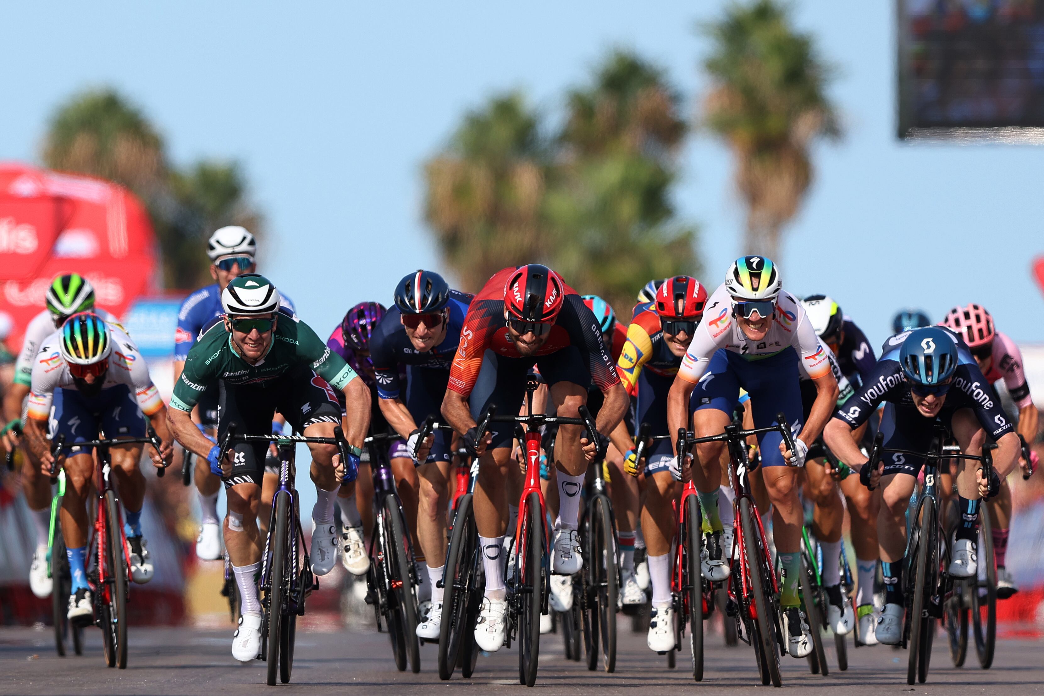 Una vista general de Kaden Groves de Australia y Team Alpecin-Deceuninck, Filippo Ganna de Italia y Team INEOS Grenadiers, Lewis Askey del Reino Unido y Team Groupama - FDJ, Edward Theuns de Bélgica y Team Lidl - Trek, Dries Van Gestel de Bélgica y Team TotalEnergies y Alberto Dainese de Italia y Team DSM - Firmenich durante la 78.ª Vuelta a España 2023, Etapa 5 una etapa de 184,6 km de Burriana a Burriana / #UCIWT / el 30 de agosto de 2023 en Morella, España. (Foto de Alexander Hassenstein/Getty Images)