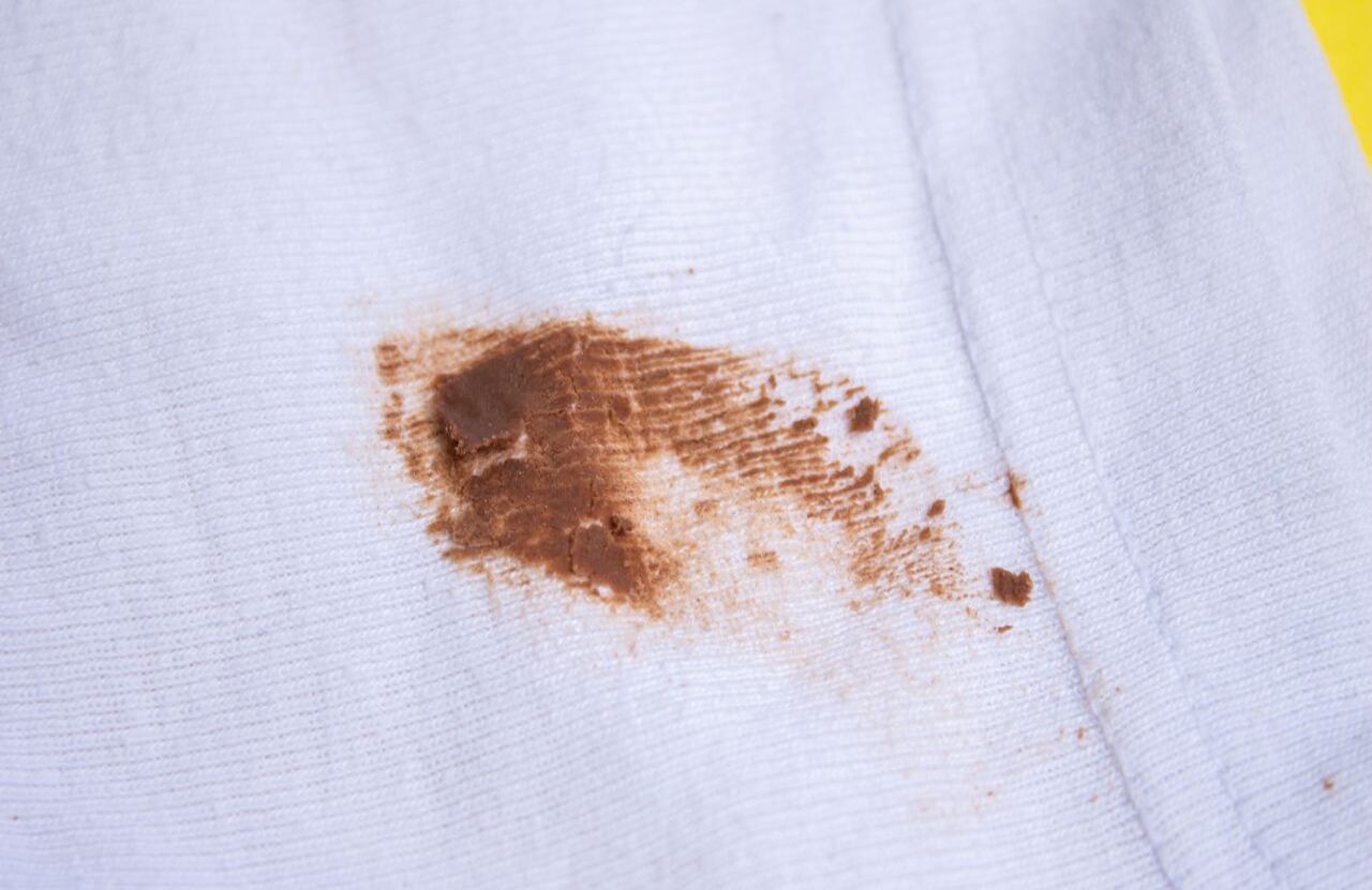 Manchas de barro en la ropa.