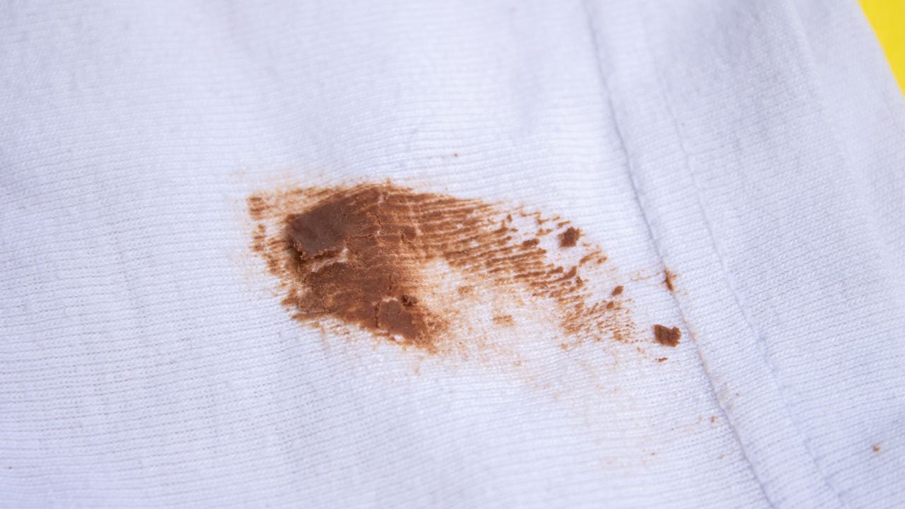 Manchas de barro en la ropa.